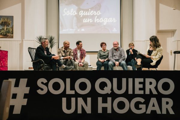 Foto del escenario del evento de Solo Quiero Un Hogar en Málaga con tres familias de acogida y Juanjo Casado, presidente de Infania.