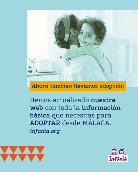 Imagen de una niña de unos tres años mirando a cámara. Está en brazos de una mujer a la que no se le ve la cara porque está delante la cara de la niña. Tiene un texto que dice "Hemos actualizado nuestra web con toda la información básica que necesitas para adoptar desde Málaga"